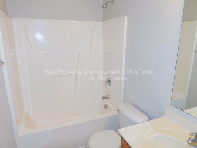 Building Photo - 807 Thorncroft Rd