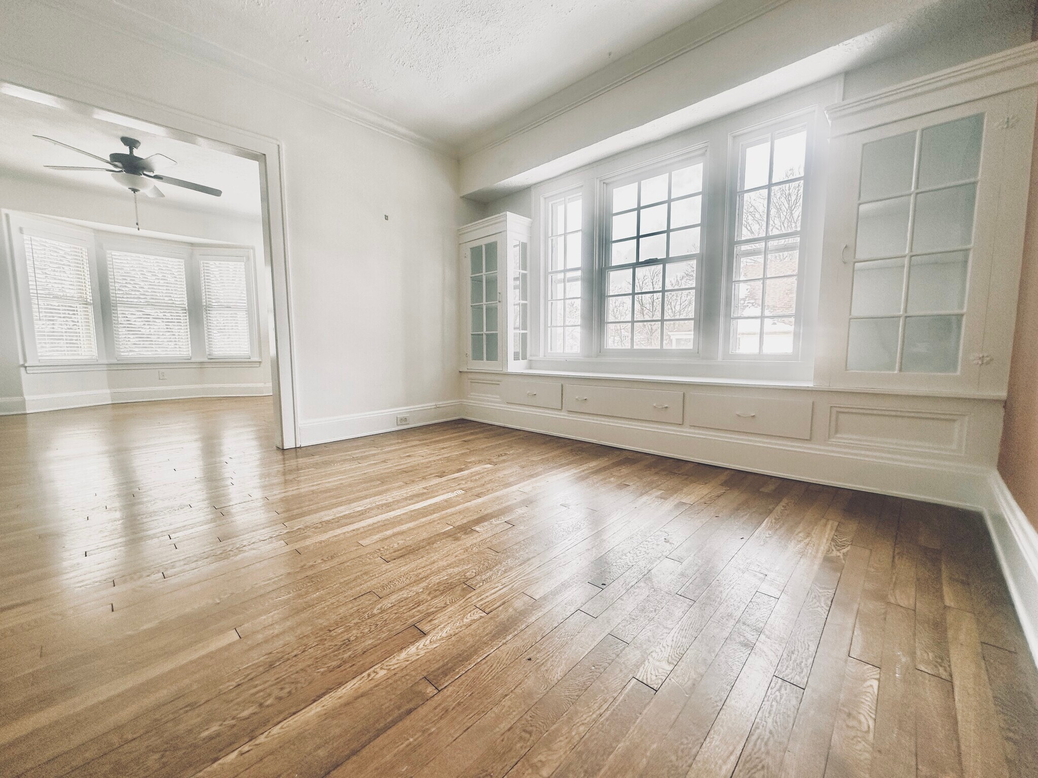 Building Photo - 1303 W 102nd St