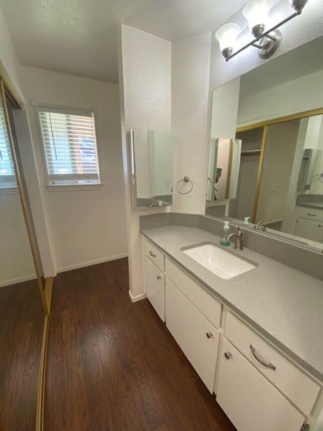 Building Photo - MOVE IN READY! Great looking home on a court location with low maintenance landscaping.
