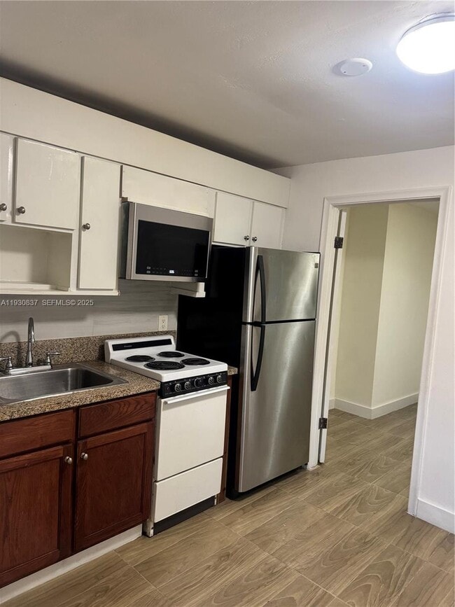 Building Photo - 227 SW 11th Ave