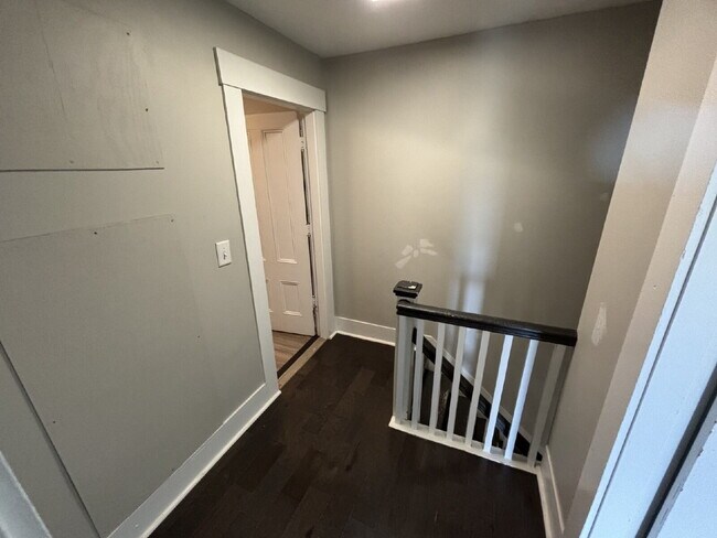 Building Photo - Bright & Spacious 3BR Second-Floor Apartment in Convenient Rochester Location