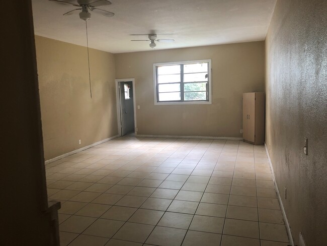 Building Photo - Large 4-3 in Wilton Manors