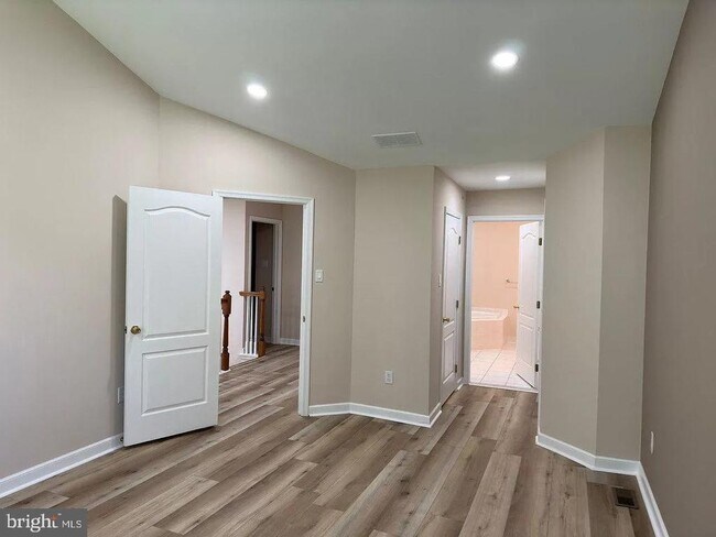 Building Photo - 4624 Old Oak Rd