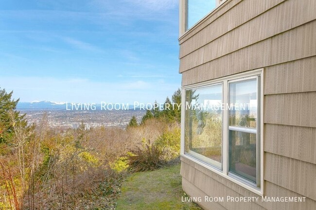 Building Photo - 4404 SW Council Crest Dr