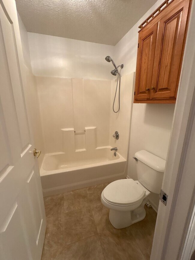 Building Photo - SPACIOUS & Beautiful Home Just Outside She...