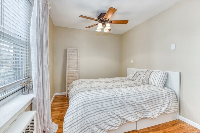 Building Photo - 250 W Merrick Rd