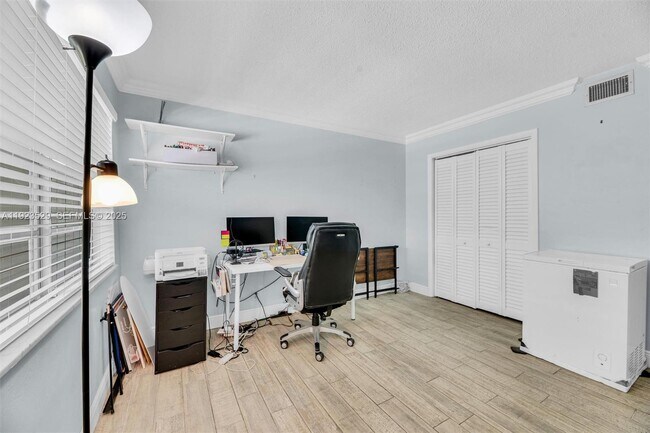 Building Photo - 1900 NE 8th Ct