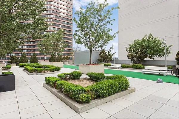Building Photo - 634 W 42nd St