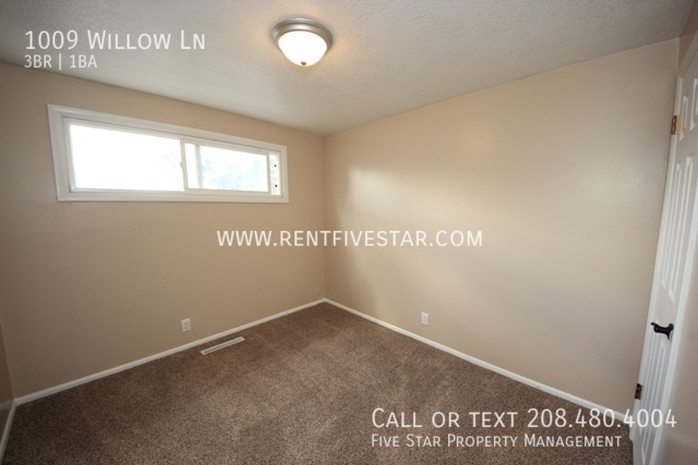 Building Photo - 1009 Willow Ln