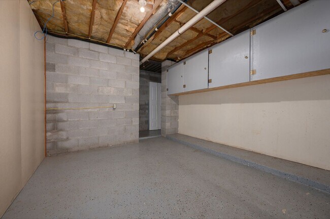 Building Photo - 3 Bedrooms with Full Basement on Corner Lot!