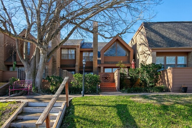 Building Photo - Adorable 3 Bed Townhome Pre-Leasing July 2026!