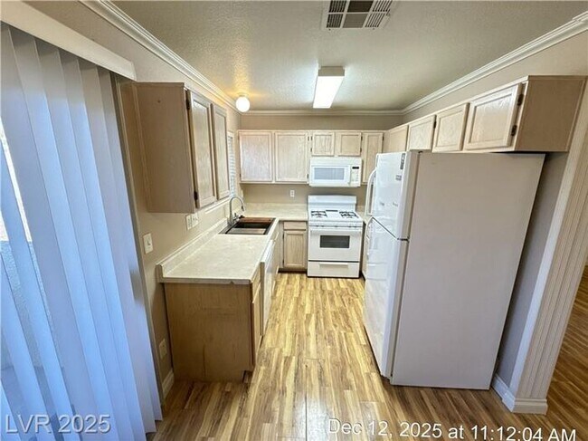 Building Photo - COZY 1ST FLOOR UNIT TUCKED AWAY IN THE OLD HENDERSON AREA!!