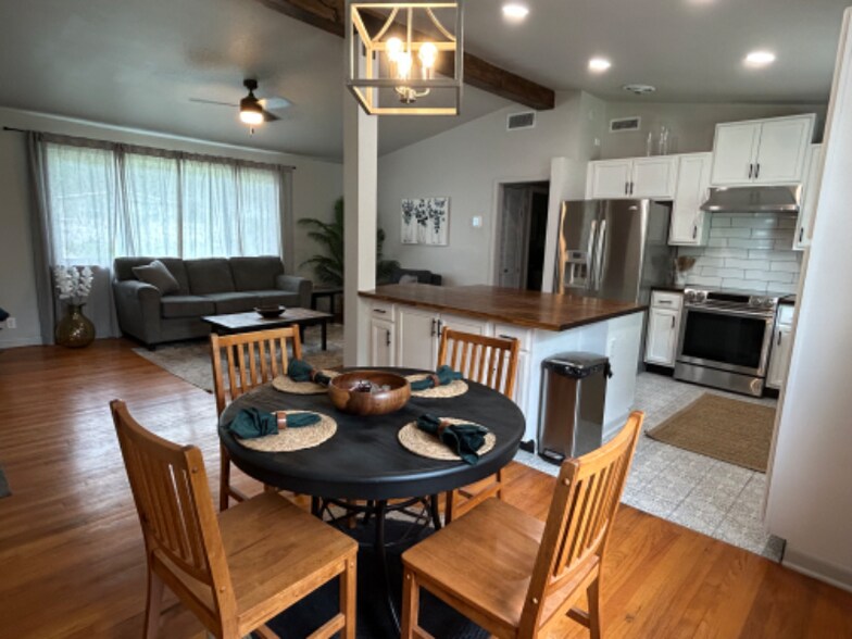 Building Photo - 7424 Roslyn Rd