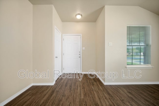 Building Photo - 117 Bronco Bend
