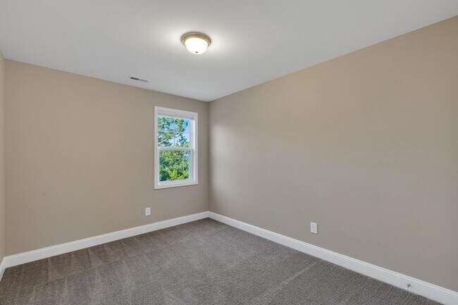 Building Photo - 3 BR close to Stone Bay!