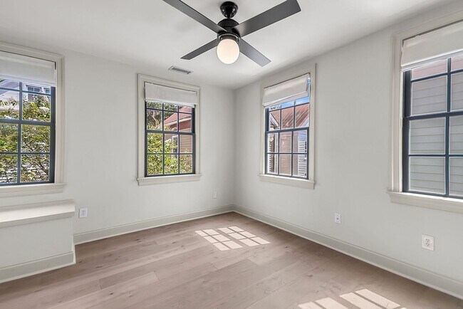 Building Photo - 3 Bedroom 2.5 Bath House in the hip Elliot...