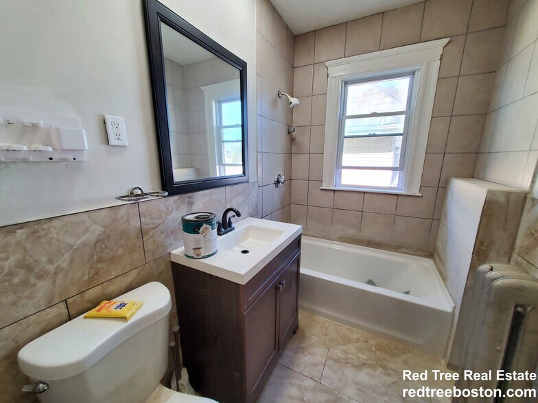 Building Photo - 623 Fellsway