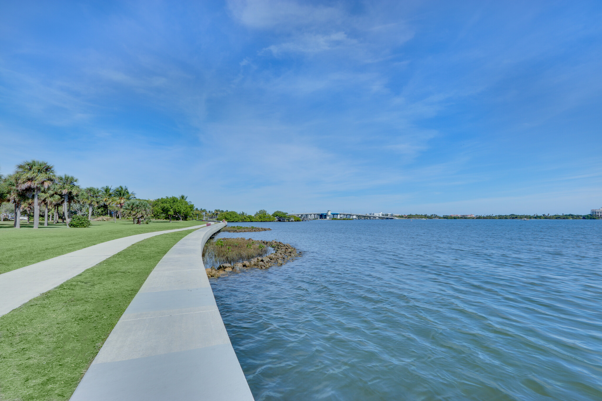 Building Photo - 230 S Lakeside Dr