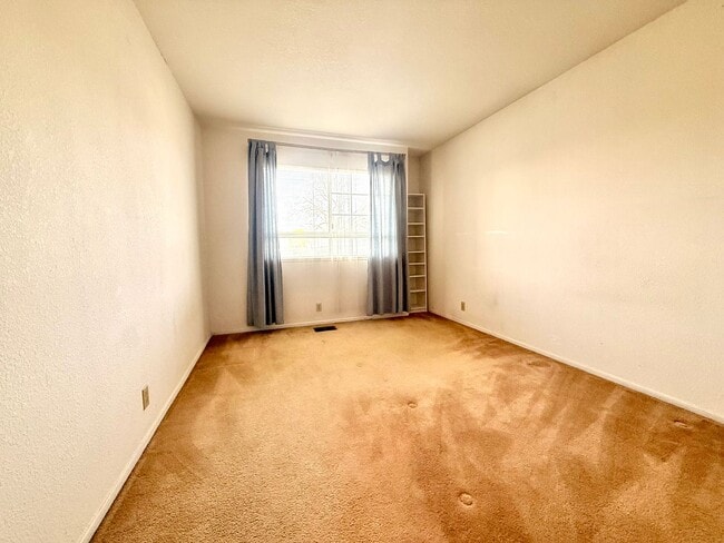 Building Photo - Beautiful Home With Large Yard & 2 Car Garage