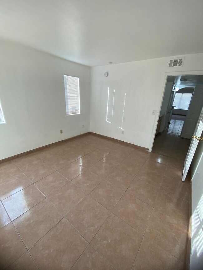 Building Photo - AMERICANA Property Mgmt - Downstairs 2 beds Condo near NLV airport
