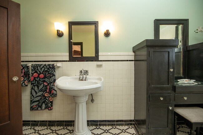 Building Photo - WONDERFUL HISTORIC 5 BED 3 BATH PROPERTY WITH CARRIAGE HOUSE