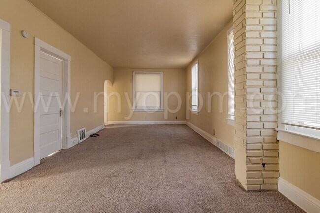 Building Photo - Available Now! | Bright 3 Bedroom / 2 Bathroom Home | 13th & Martha
