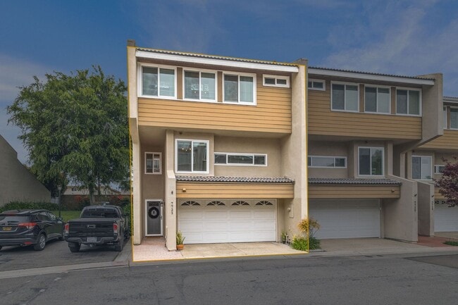 Primary Photo - Large townhome in Huntington Beach!