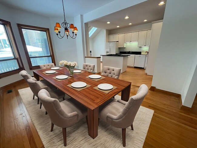 Building Photo - 3857 N Hermitage Ave