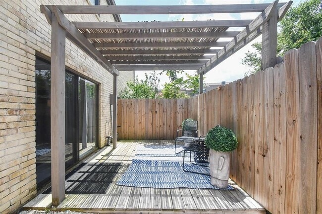 Building Photo - 18143 Bal Harbour Dr
