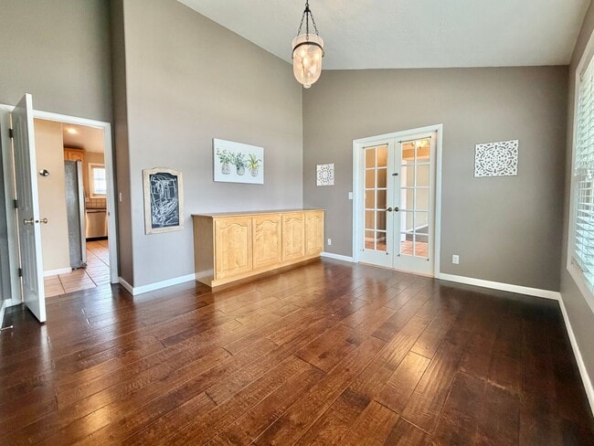 Building Photo - 961 Golden Pheasant Dr