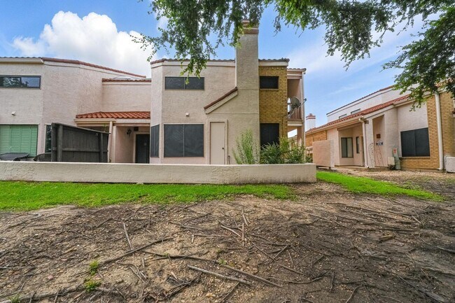 Building Photo - Beautiful 3 Bedroom Condo Overlooking The Canal!
