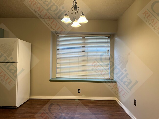 Building Photo - Charming 3 Bedroom