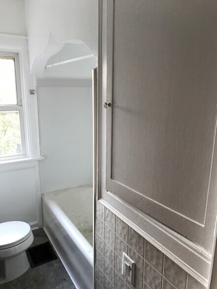 2nd Floor Full Bathroom - 2307 Neil Ave