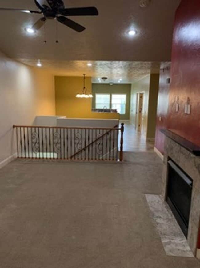 Building Photo - Beautiful 3 bedroom 2.5 bathroom townhome ...