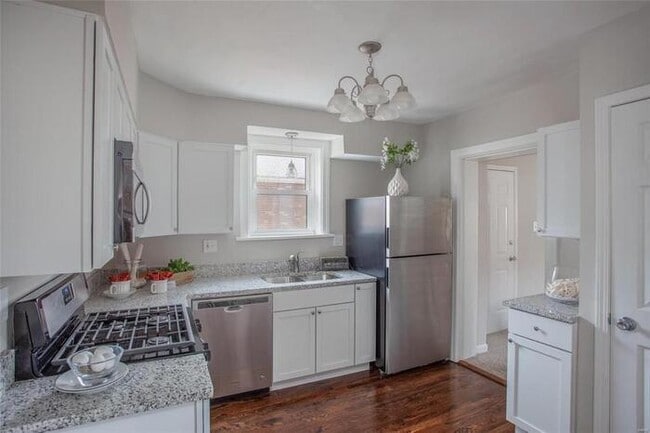 Building Photo - Fantastic 3bd/2ba home! Coming soon!