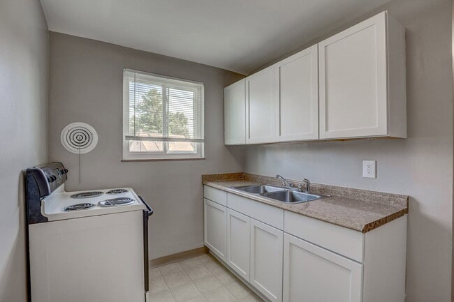 Building Photo - 7598 Boleyn Dr