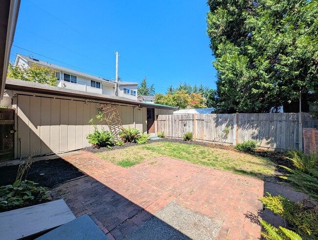 Building Photo - 3bd/.75ba Lynnwood Home