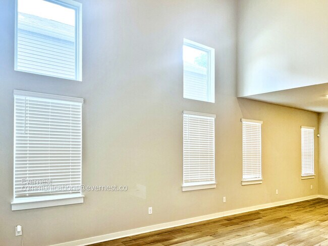 Building Photo - 806 Els Ct