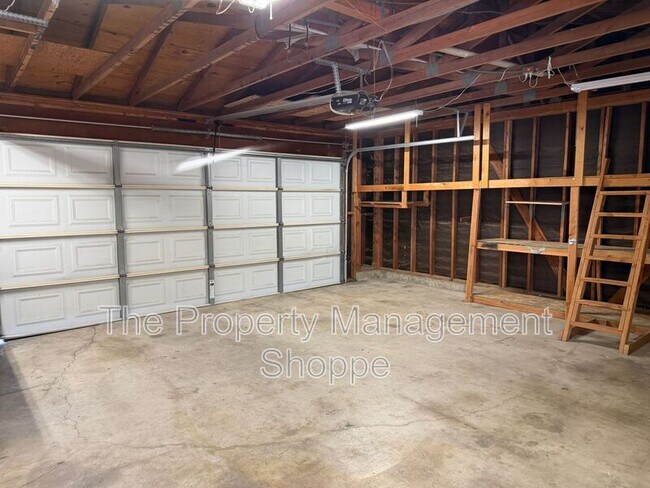 Building Photo - 6250 Mockingbird St