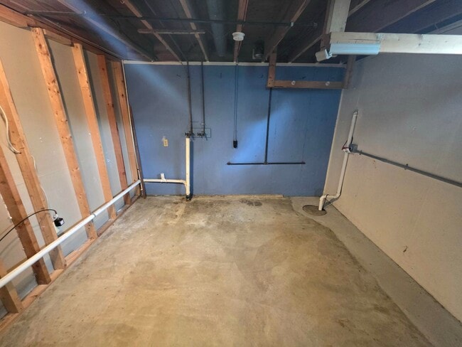 Building Photo - 3 Bedroom, 2 Bath House on Brink Avenue