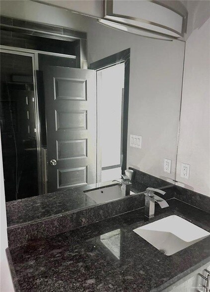 Building Photo - 809 E la Cantera Ave