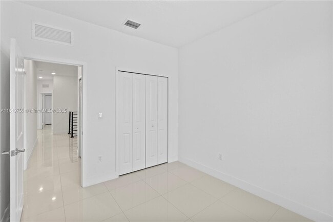 Building Photo - 535 SW 91st Pl