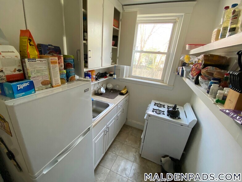 Building Photo - 170 Maple St