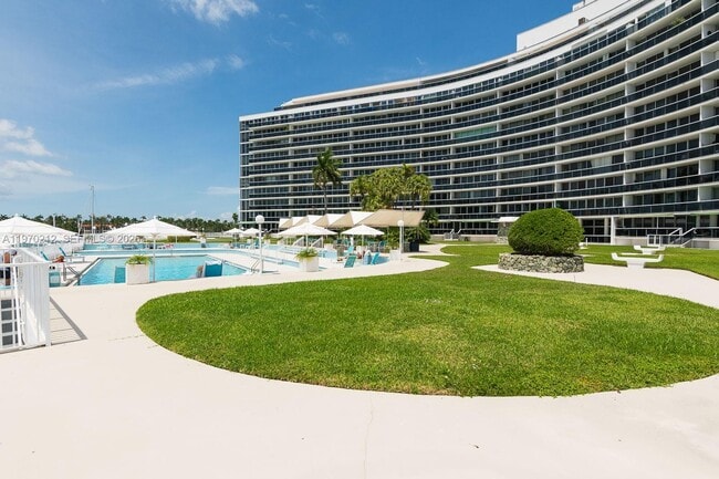 Building Photo - 900 Bay Dr