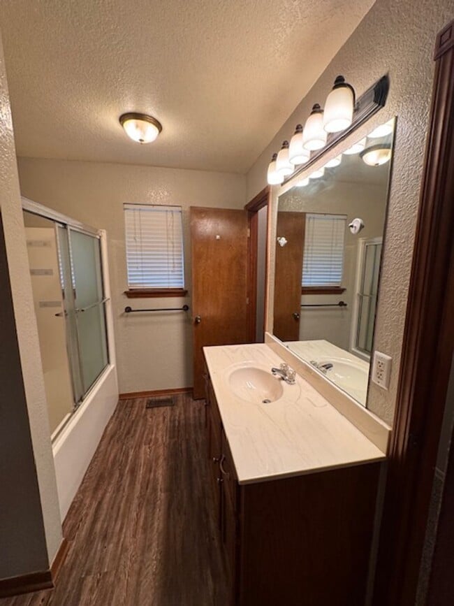 Building Photo - Brand new Luxury vinyl Plank in living, Kitchen and dining, new paint, 3 bed 2 bath 2 car in Must...
