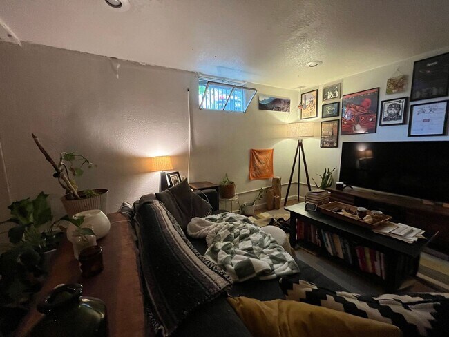 Building Photo - 1041 W Vine Dr