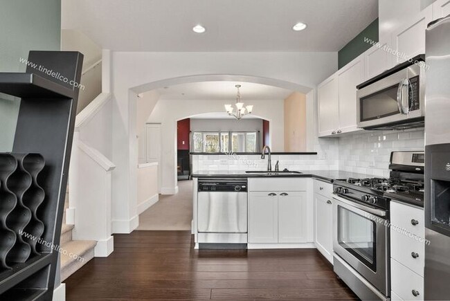 Building Photo - Picturesque 2 Bedroom 2.5 Bathroom Townhou...