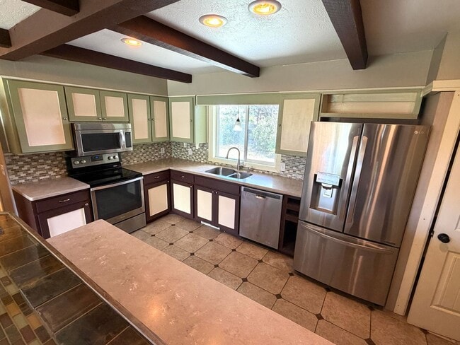 Building Photo - Pet Friendly 2 bed 1/5 bath Single Family Home With Fully Fenced Yard and Garage in great neighbo...