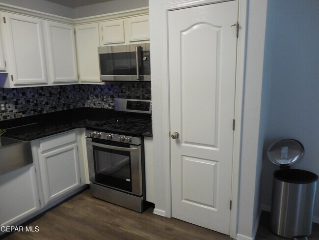 Building Photo - 356 Jardin Bello Ave