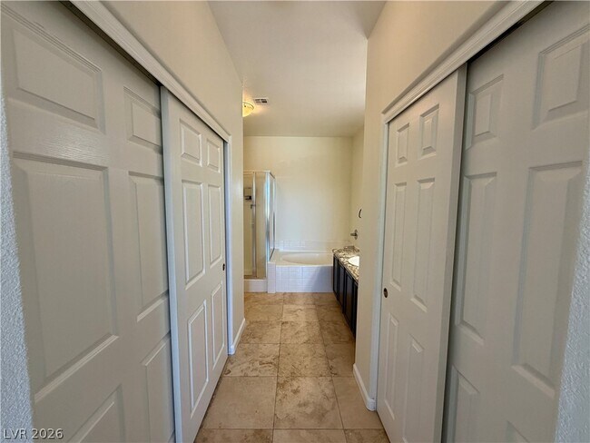 Building Photo - 704 Peachy Canyon Cir